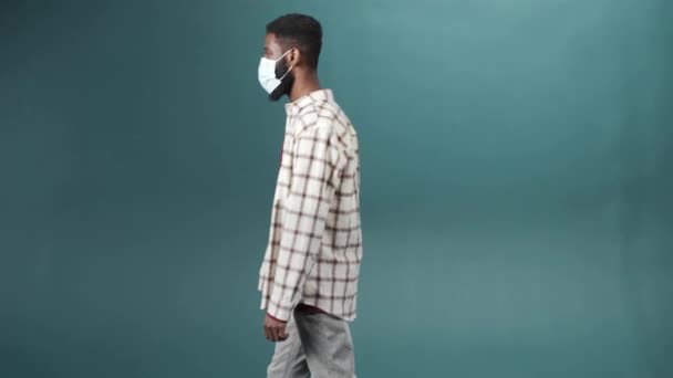 Межрасовая молодежь уходит в медицинских защитных масках на их лицах — стоковое видео