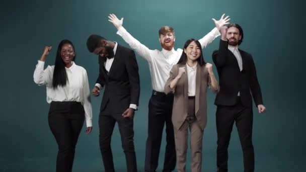 Groep jonge zakenmensen vieren voor beloning, winnaar, kampioen en teamwork succes — Stockvideo