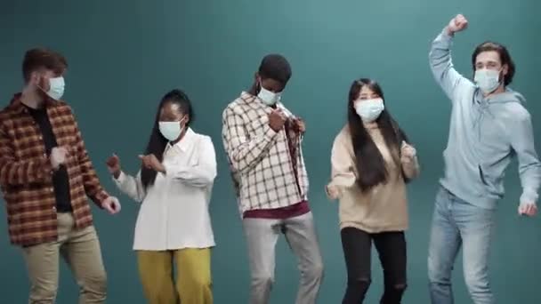 Beste vrienden in beschermende maskers op hun gezicht dansen energiek — Stockvideo