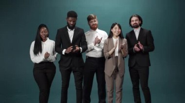 En iyi iş arkadaşları ayakta kameraya bakıp alkışlıyor.