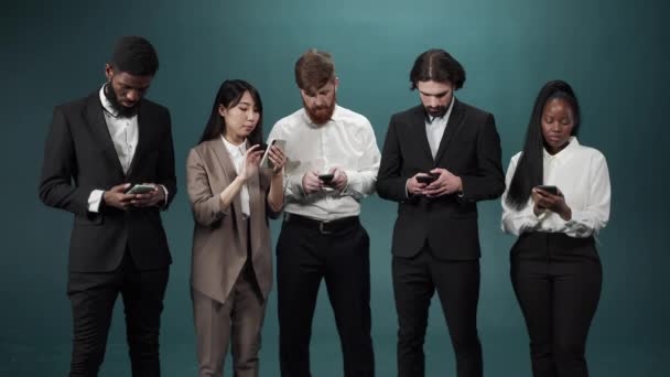 Группа коллег стоит вместе и ищет в Интернете — стоковое видео