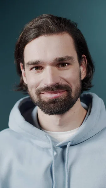 Sorglös attraktiv kille med mörkt hår och skägg uppriktigt leende — Stockfoto