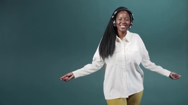 Eine junge Afrikanerin tanzt herrlich in Zeitlupe — Stockvideo
