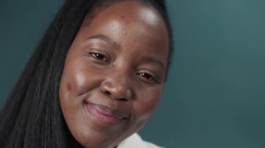 Kuyruğunda uzun saçlar olan Afrikalı genç bir kadının yakın plan portresi.