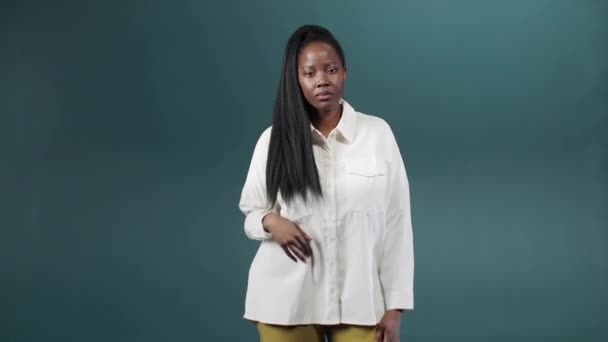 Une jeune femme charmante croise les bras sur la poitrine en essayant d'être sérieuse — Video