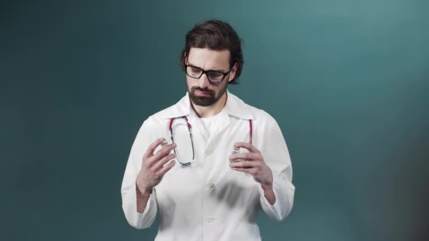 Привлекательный молодой врач пытается сравнить две ампулы с вакциной — стоковое видео