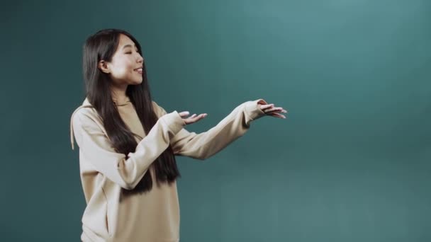 Yakışıklı Asyalı bir bayan ürününün reklamını yapıyor. — Stok video