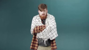 Adam öksürüyor, atkıda saklanıyor, sağlığının kötü olduğunu gösteriyor.