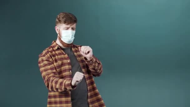 Mladý muž s ochrannou maskou na tváři tančí energicky. — Stock video