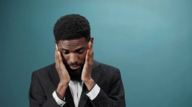Smokinli yakışıklı bir Afrikalı 'nın bazı sorunları var ve bunun çözümünü bulmaya çalışıyor.