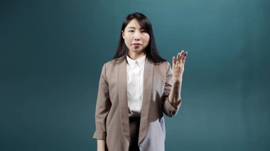 Asyalı güzel bir ofis çalışanı önemli nedenlerden bahsediyor.