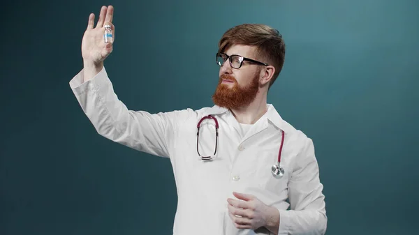 A young doctor shows an ampule with vaccine — Stock Photo, Image