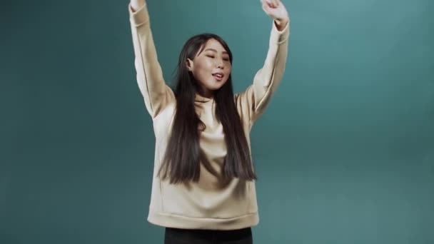 Egy fiatal ázsiai hölgy gyönyörűen táncol lassított felvételen. — Stock videók
