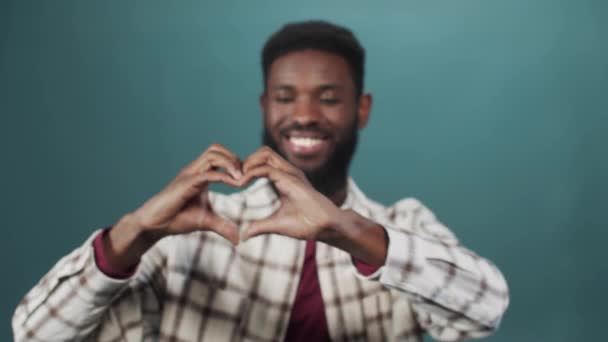 ハンサムなアフリカ人男性は手の動きが遅いから心を示している — ストック動画