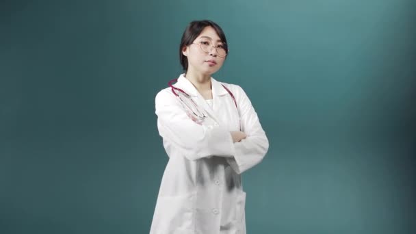 의료 복을 입은 한 진지 한 의사가 그녀의 팔을 건너고 카메라를 보고 있습니다 — 비디오