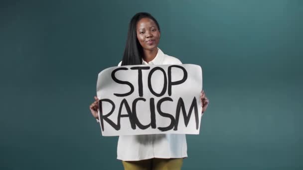 美丽的黑人女孩拿着抗议标语 — 图库视频影像