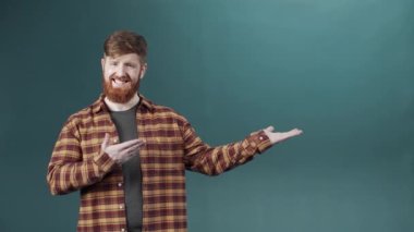 Genç bir serbest çalışan ürününün reklamını yapıyor.