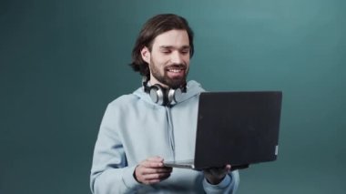 Güzel, beyaz tenli, sakallı bir adam videoda arkadaşlarına veda ediyor.