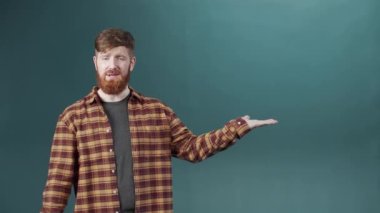 Genç bir serbest çalışan ürününün reklamını yapıyor.