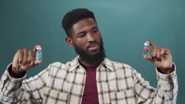 En attraktiv ung sort mand vælger en venstre ampul med vaccine – Stock-video