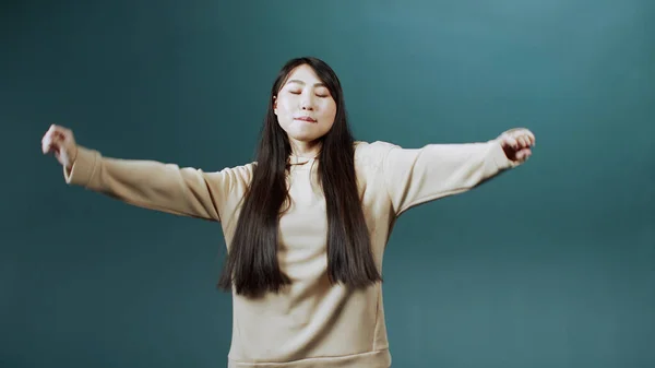 A young asian lady is dancing delightfully in slow motion — Stock Photo, Image