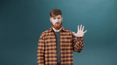 Güzel kızıl sakallı bir ofis çalışanı beş nedenden bahsediyor.