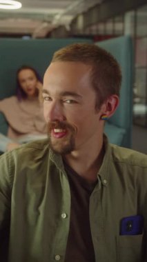 Üniversitede dinlenme yerinde oturan iki öğrenci birbirleriyle konuşuyor ve gülümsüyor. Yüksek kaliteli FullHD görüntüler