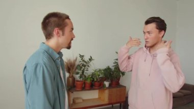 Oturma odasının ortasında duran Igbt erkeklerinden biri, erkek arkadaşıyla yaşadığı durum hakkında konuşuyor. Yüksek kaliteli FullHD görüntüler