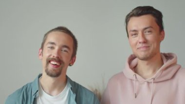 İki en iyi arkadaş yan yana duruyor ve kameraya bakıp gülümsüyor. Yüksek kaliteli FullHD görüntüler