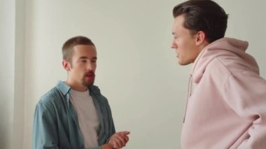 Oturma odasının penceresinin yanında yan yana dururken, iki lgbt adamı birbirleriyle konuşuyorlardı. Yüksek kaliteli FullHD görüntüler