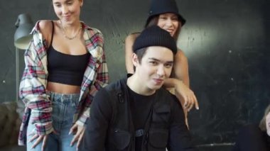 Kızlar etrafında dans ederken ortada bir sandalyede oturan genç bir adam. Yüksek kalite 4k görüntü