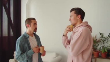 Oturma odasının penceresinin yanında yan yana dururken, iki lgbt adamı birbirleriyle konuşuyorlardı. Yüksek kaliteli FullHD görüntüler
