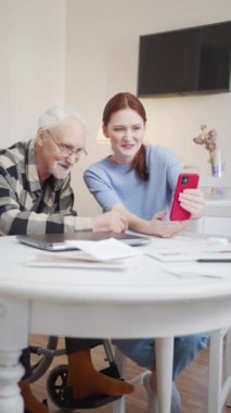 Yaşlı bir adam ve genç bir kadın internette bir video görüşmesi yapıyorlar. Müdahaleciye veda ediyorlar, gülümsüyorlar ve görüşmeyi bitiriyorlar. Yüksek kaliteli FullHD görüntüler