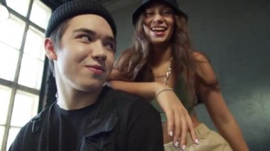 Yakışıklı adam poz veriyor ve arkasında iki güzel kız dans ediyor. Yüksek kalite 4k görüntü