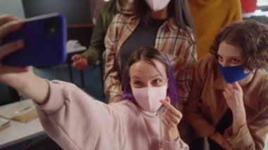 Beş öğrenciden oluşan bir grup birlikte komik fotoğraflar çekiyorlar, üniversitede konferans salonunda, yavaş çekimde. Yüksek kalite 4k görüntü