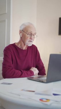Bir emekli internet üzerinden arkadaşlarıyla video bağlantısı ile iletişim kurar. Selamlaşmak için elini sallıyor ve konuşmaya başlıyor. Yüksek kaliteli FullHD görüntüler