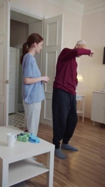 Emekliler rehabilitasyona gidiyor. Bir hemşirenin gözetiminde fiziksel egzersizler yapıyor. Dizüstü bilgisayarında egzersiz videoları izliyor.