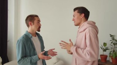 Oturma odasının penceresinin yanında yan yana dururken, iki lgbt adamı birbirleriyle konuşuyorlardı. Yüksek kaliteli FullHD görüntüler