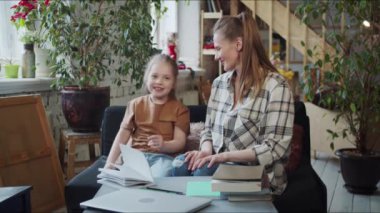 Çocuk bilgisayarı kapatır ve kanepeye yaslanır. Memnun ve heyecanlı görünüyor. Annesi birlikte dışarı çıkmayı teklif ediyor. Yüksek kalite 4k görüntü