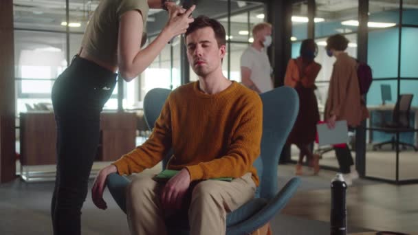 Genç Bir Kuaför Yakışıklı Erkeklerin Saçlarını Tarıyor Üniversitede Sandalyede Oturuyor — Stok video