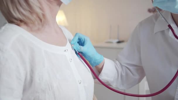Seorang Dokter Wanita Muda Dengan Mantel Putih Dan Masker Menggunakan — Stok Video