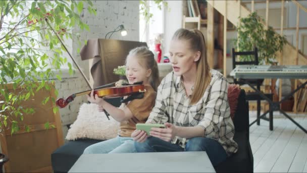 Criança Está Envolvida Música Toca Violino Sua Babá Ajuda Mantém — Vídeo de Stock