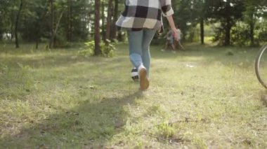 Genç ve güzel bir çift iyi havada halka açık parkta voleybol oynamaya karar verir. Yüksek kalite 4k görüntü