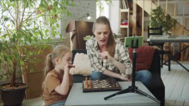 Vlogger annesi çocuğuyla satranç oynuyor. Oyunun kurallarını ve taşların nasıl hareket ettiğini anlatırlar. Yüksek kalite 4k görüntü