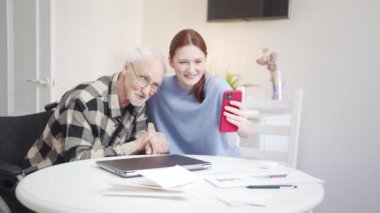 Sosyal hizmetlerden bir kadın engelli birine telefonda ailesiyle konuşabilmesi için yardım ediyor. Yüksek kalite 4k görüntü