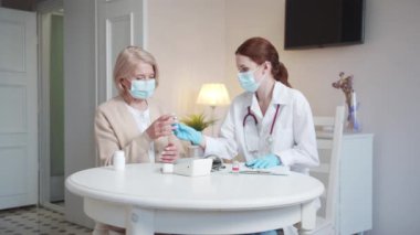 Emekliler aşıyı seçer. Doktor hastadan aşı için onay belgesini imzalamasını istiyor. Yüksek kalite 4k görüntü