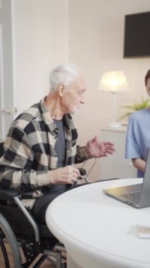 Kız tekerlekli sandalyedeki bir emekliyle iletişim kuruyor. İlginç bir şeyi tartışıyorlar. Yüksek kaliteli FullHD görüntüler