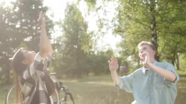 Enerjik Mutlu Bir Çift Olarak Güzel Bir Havada Halka Açık — Stok video