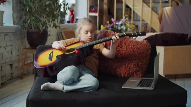 Bambino Impara Diligentemente Suonare Chitarra Acustica Chitarra Troppo Grande Lei — Video Stock