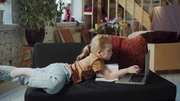 Een Klein Kind Bereidt Zich Voor Huiswerk Maken Ligt Een — Stockvideo